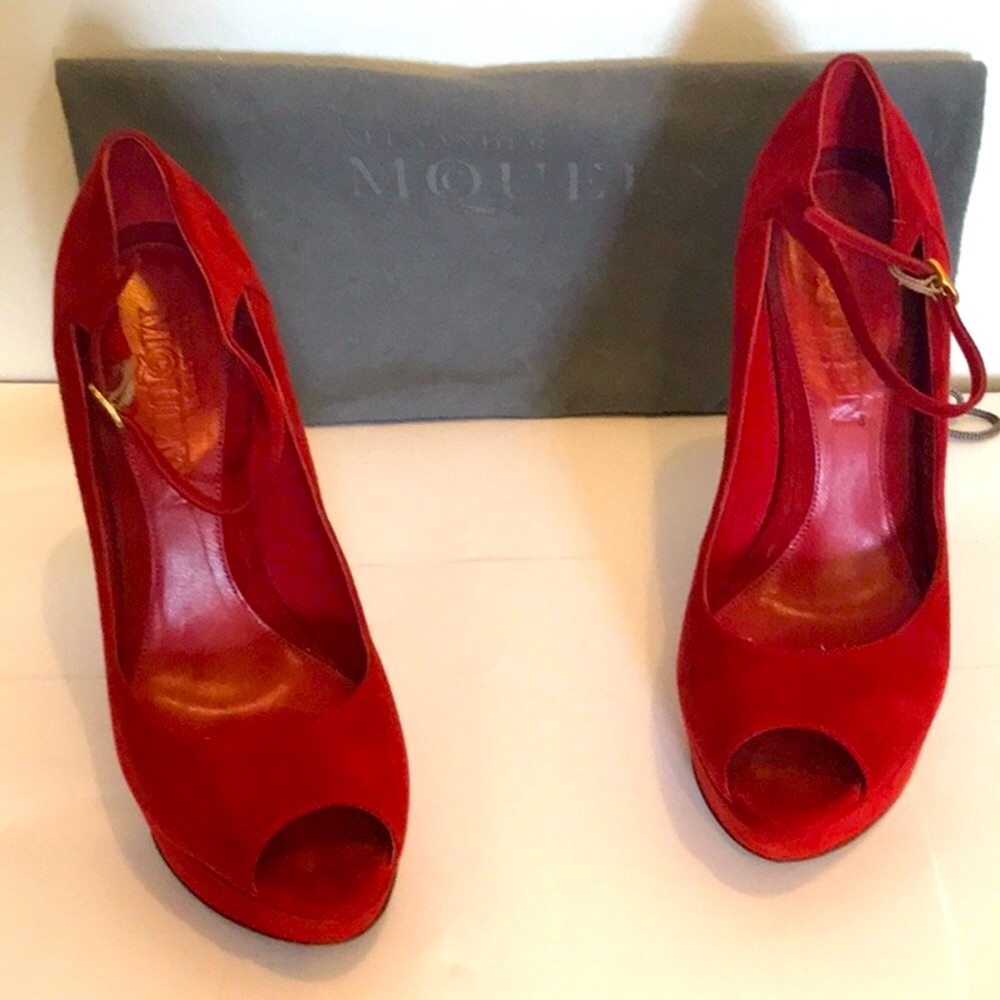 Alexander McQueen red suede curved wedges. - Picture 6 of 6